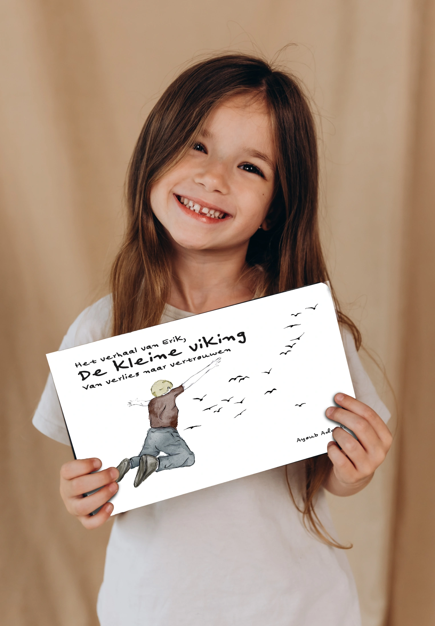 Kind met het boek De Kleine Viking